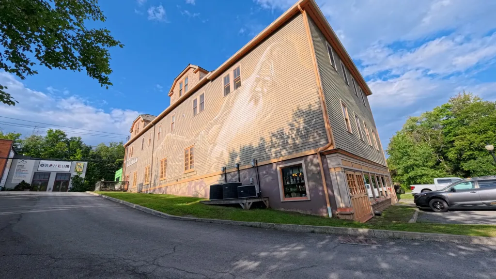 Free public parking lot behind Studios on Main in Tannersville
